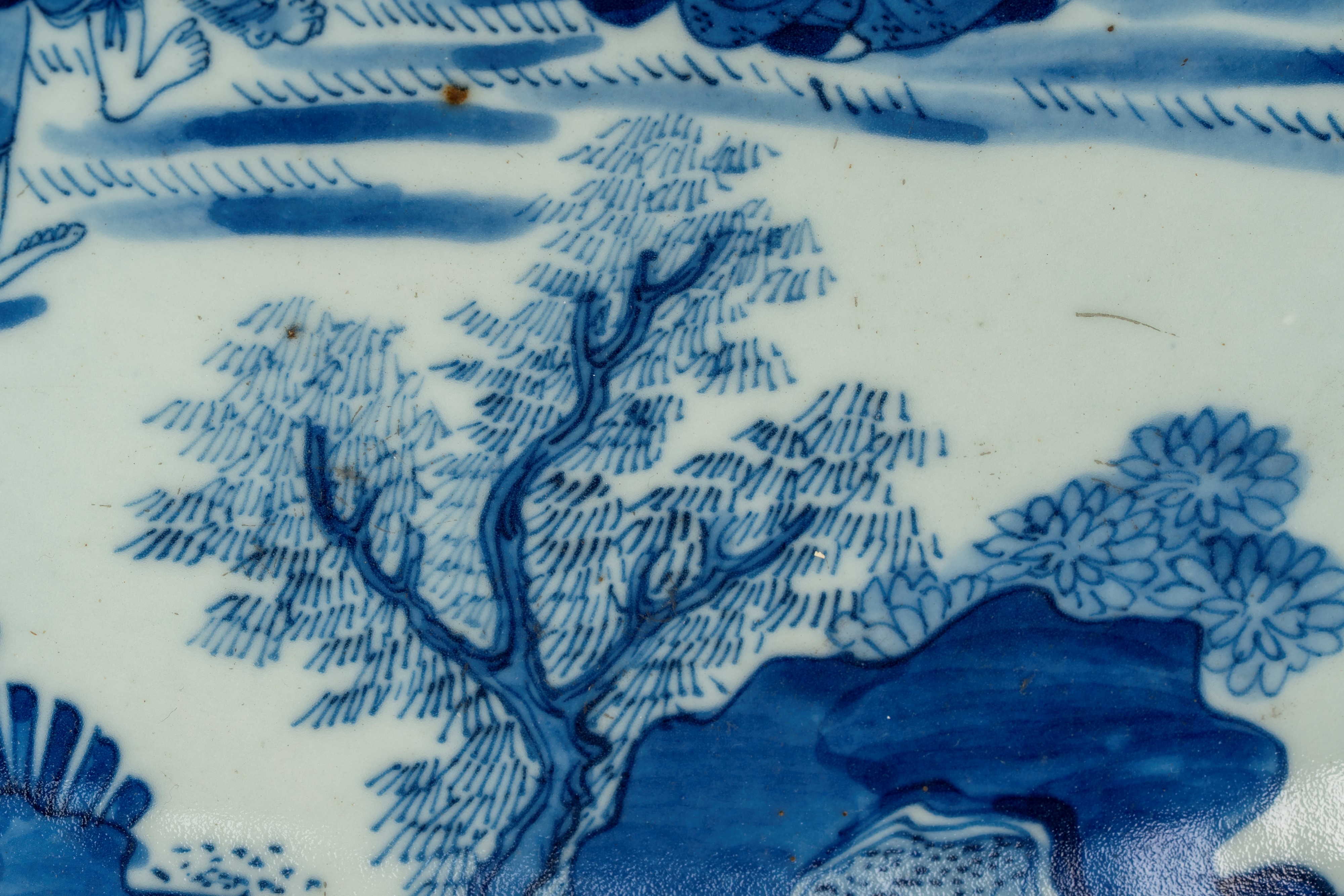 Grande piatto in porcellana bianca e blu, raffigurante i Diciotto Arhat, Cina, Dinastia Qing