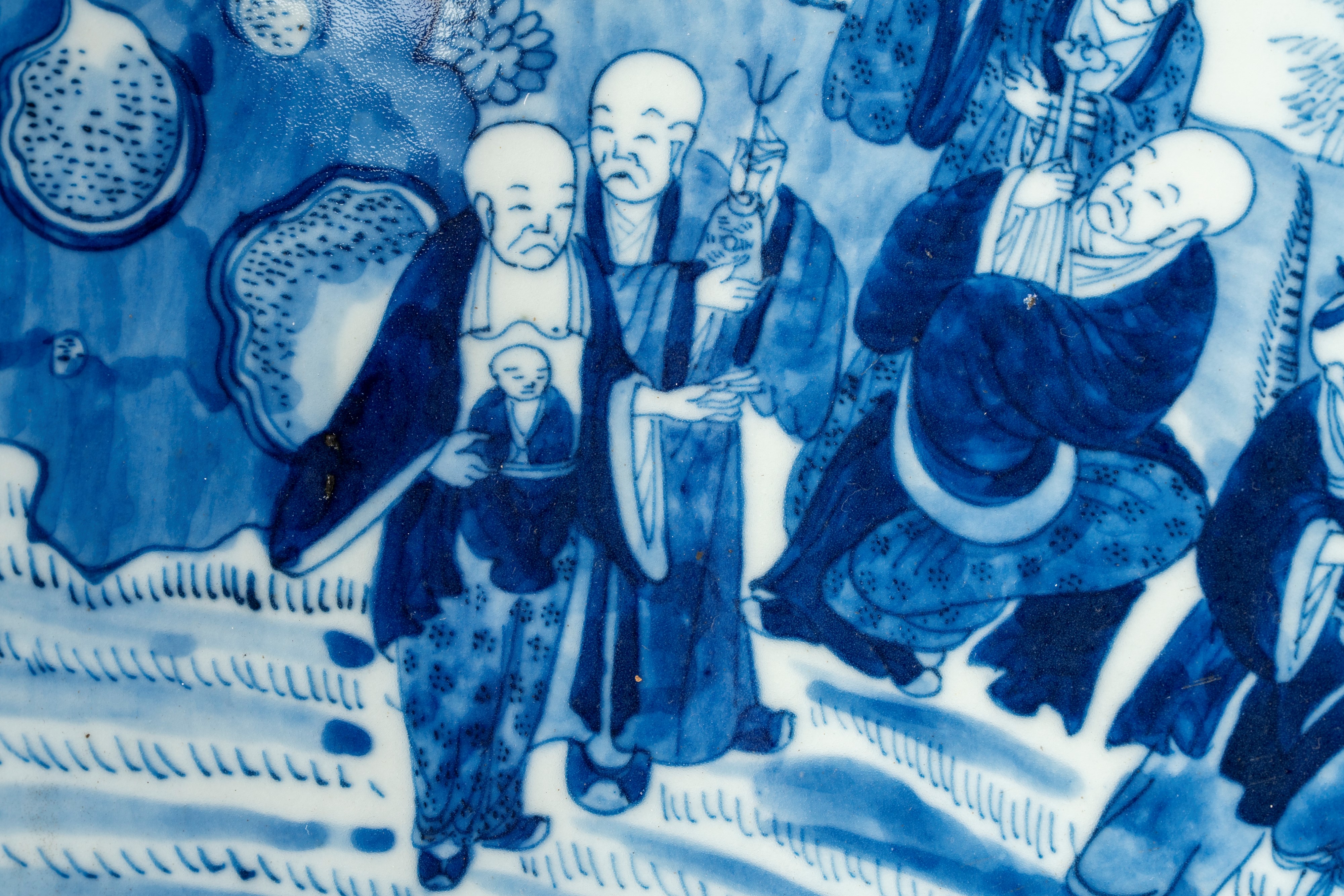 Grande piatto in porcellana bianca e blu, raffigurante i Diciotto Arhat, Cina, Dinastia Qing