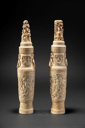 Coppia di grandi vasi in avorio intagliato con prese ad anello e coperchio intagliato a tutto tondo, Cina, fine dinastia Qing