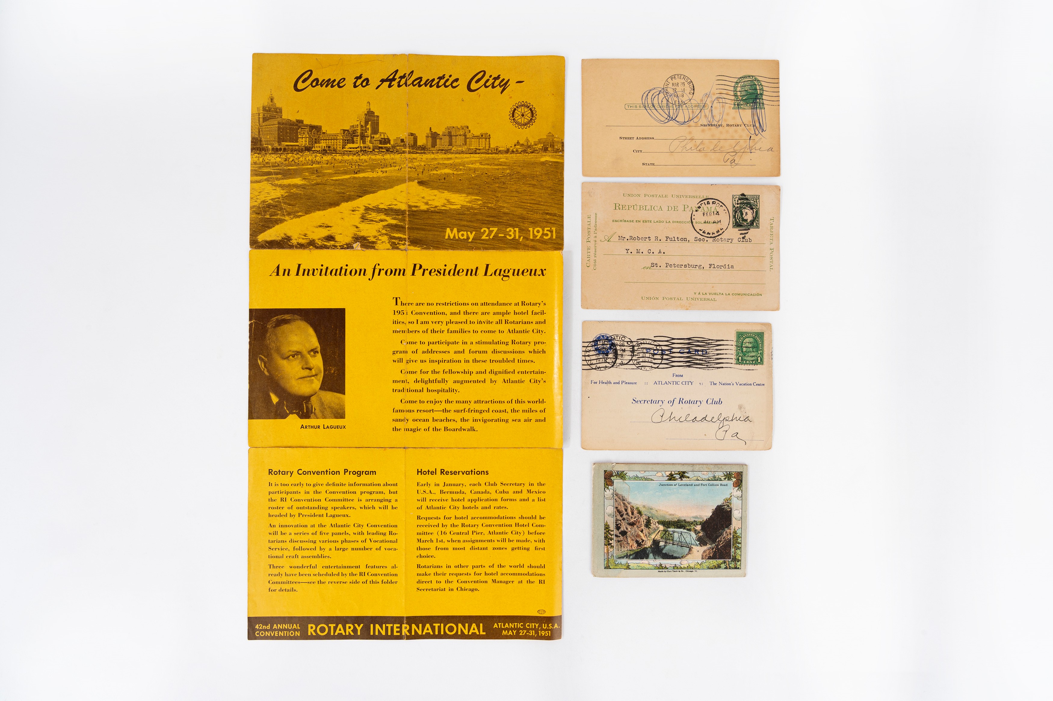 Insieme di tessere Visiting Rotarian di diversi club internazionali