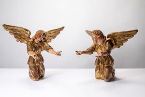 Coppia di angeli genuflessi in legno intagliato e dorato. Secolo XVIII