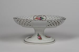 Meissen Manufactory, Porcelain cake stand, first half of the 20th century 