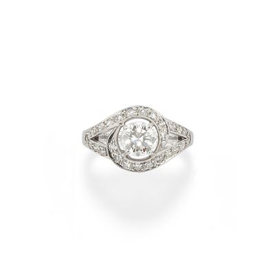 Anello in oro bianco 18k con diamante centrale a taglio brillante e decorazione in diamanti
