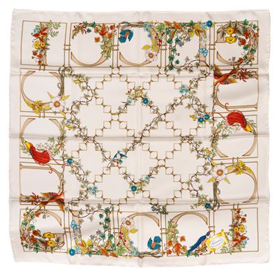 Foulard, seta su fondo panna con motivo “gabbia” dorata