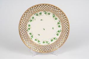 Porcelain plate with a gilt, openwork edge and leaf decoration. Vienna, 19th century.