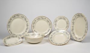 Servizio da dodici in porcellana avorio con bordo decorato a fiori e profili mossi e dorati. Richard Ginori, secolo XX