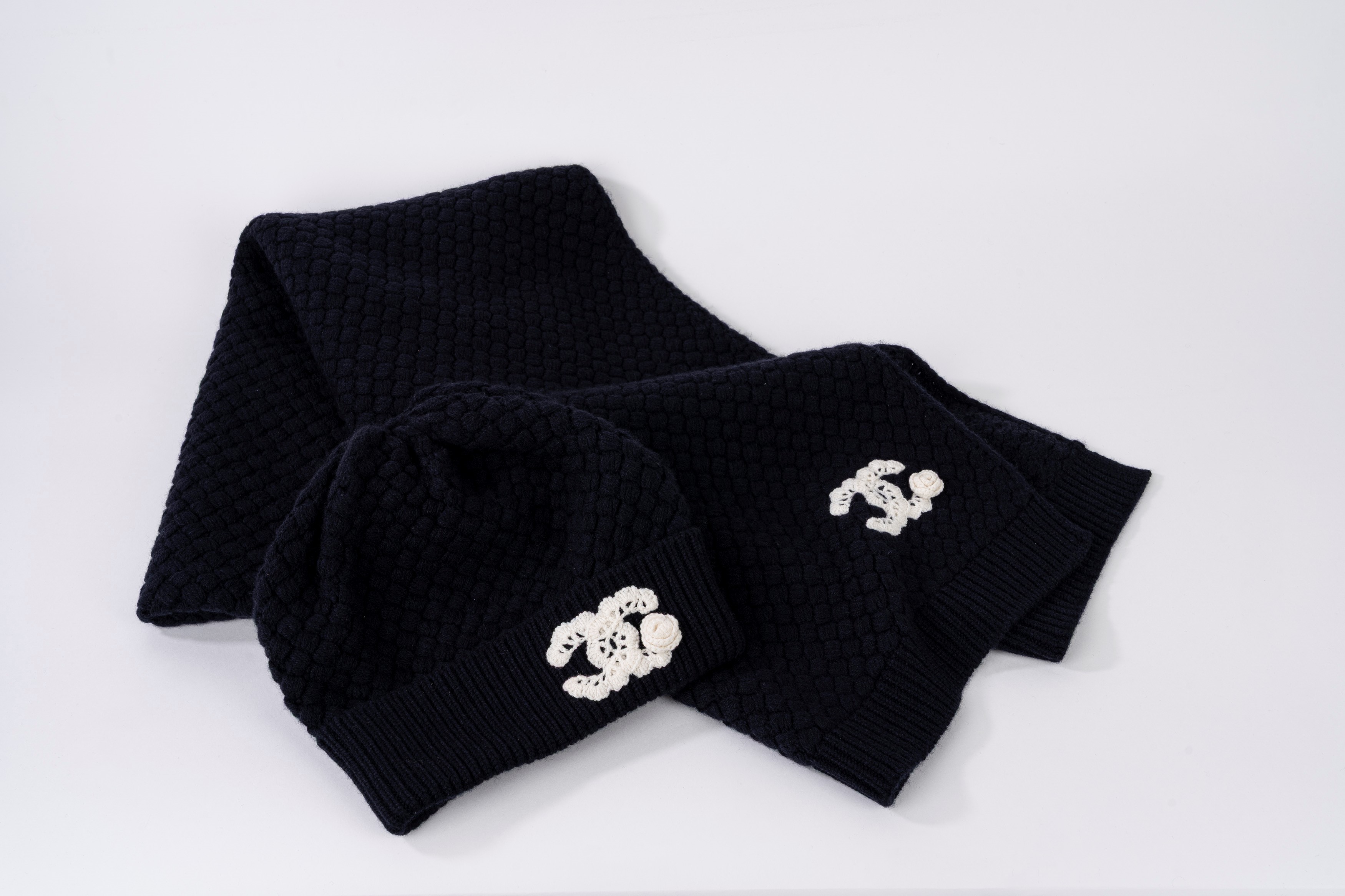 Lotto composta da cappello cloche e sciarpa