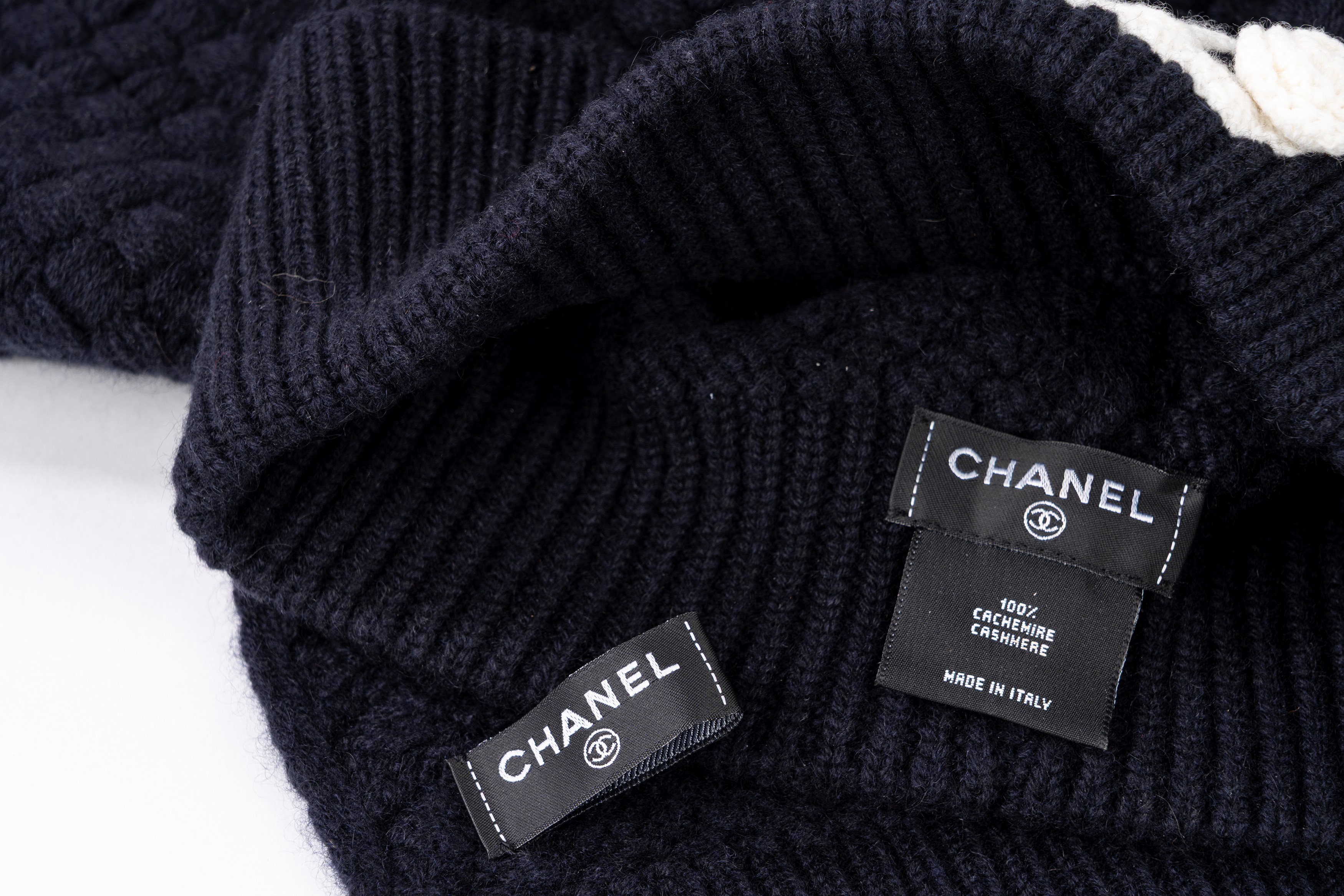 Lotto composta da cappello cloche e sciarpa