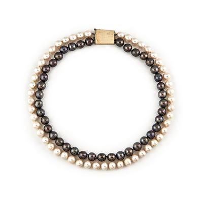 Collana a due fili di perle coltivate, in oro giallo 18k