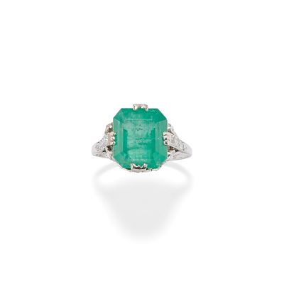 Anello con smeraldo rettangolare, montatura in platino con diamanti a taglio vecchio e rosa