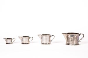 Gruppo di quattro lattiere 