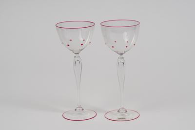 Coppia di Calici in Vetro di Murano Incolore con Applicazioni Puntiformi e Profili Color Rubino, ...