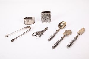 Lotto di sette oggetti da tavola 