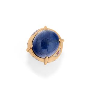 Anello con grande zaffiro cabochon