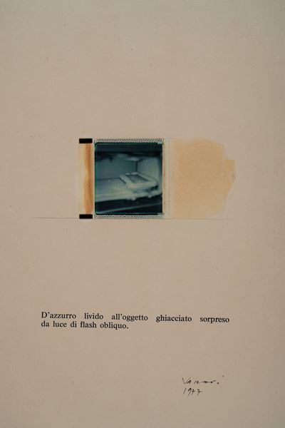 D'azzurro livido all'oggetto ghiacciato sorpreso da luce di flash obliquo, Polaroid trasferita su...