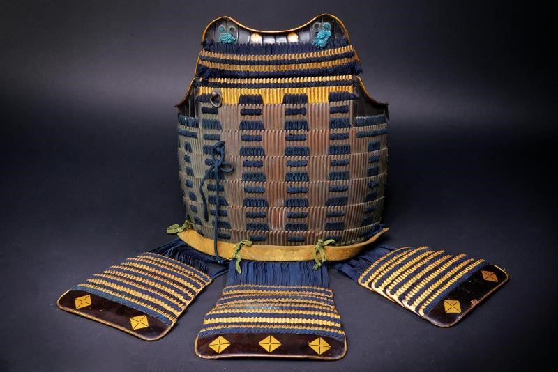 Elegante petto dorato per un do (armatura da samurai)