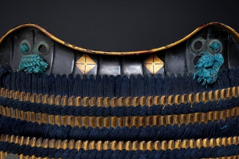 Elegante petto dorato per un do (armatura da samurai)