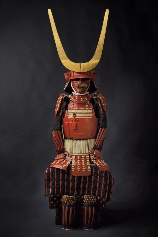 Imponente tosei-gusoku (armatura da samurai) in lacca rossa