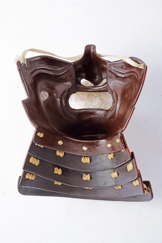 Imponente tosei-gusoku (armatura da samurai) in lacca rossa