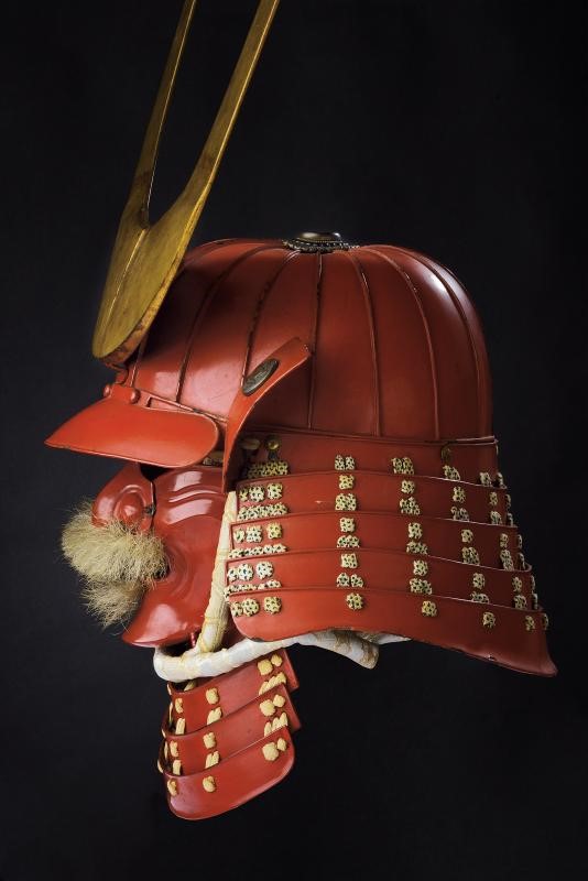 Imponente tosei-gusoku (armatura da samurai) in lacca rossa