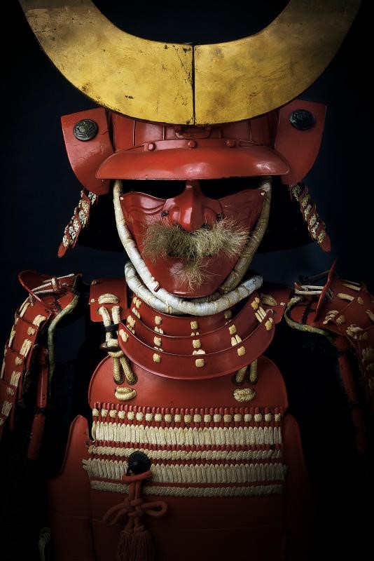 Imponente tosei-gusoku (armatura da samurai) in lacca rossa