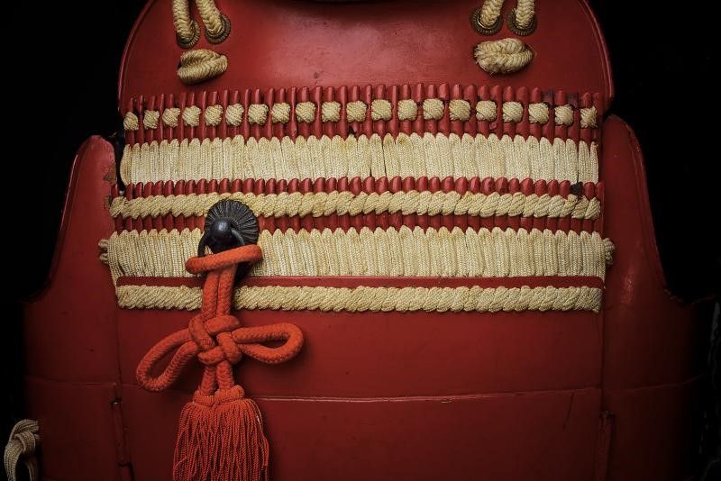 Imponente tosei-gusoku (armatura da samurai) in lacca rossa