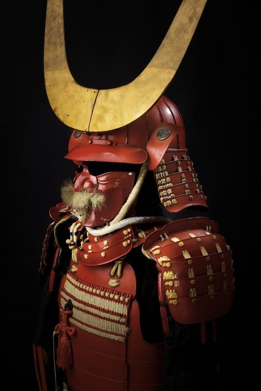 Imponente tosei-gusoku (armatura da samurai) in lacca rossa
