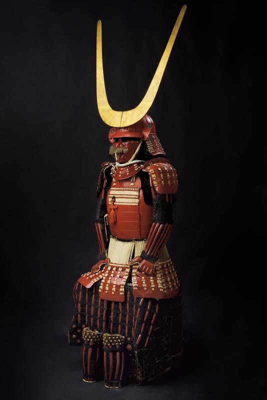 Imponente tosei-gusoku (armatura da samurai) in lacca rossa