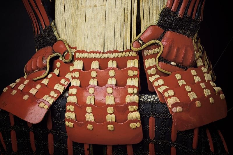 Imponente tosei-gusoku (armatura da samurai) in lacca rossa
