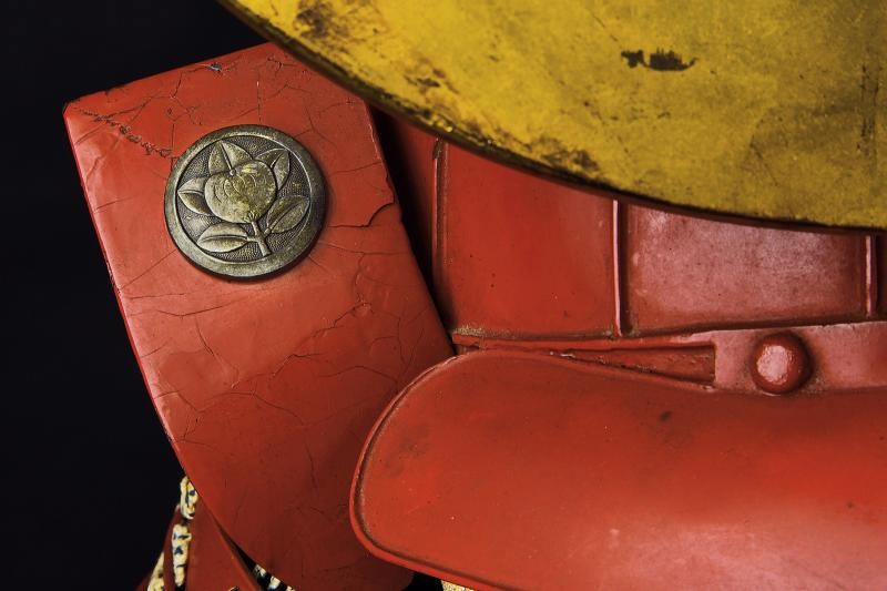 Imponente tosei-gusoku (armatura da samurai) in lacca rossa