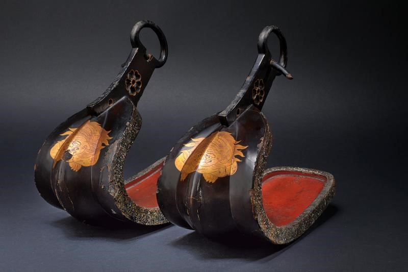 Paio di Abumi (staffe) con decoro A-un-shishi