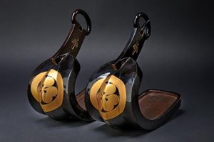 Paio di Abumi (staffe) con Maruni-Katabami-mon