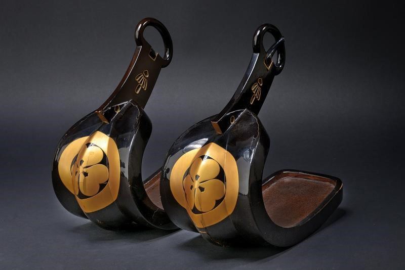 Paio di Abumi (staffe) con Maruni-Katabami-mon