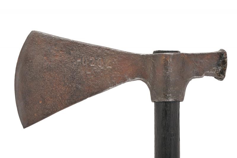 Ascia da zappatore, ferro e legno, Austria, lunghezza 94 cm