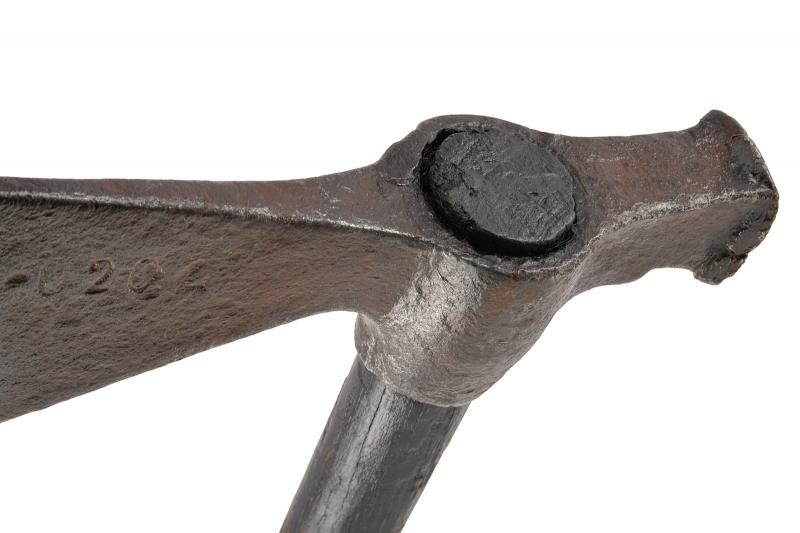 Ascia da zappatore, ferro e legno, Austria, lunghezza 94 cm