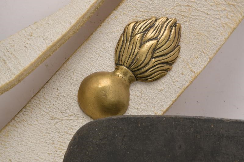 Grande giberna da granatiere, legno rivestito in cuoio con ornamenti in ottone