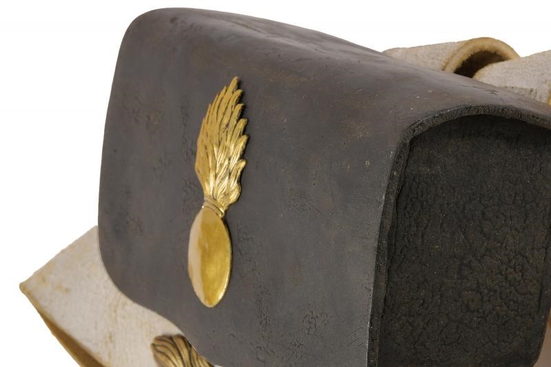 Grande giberna da granatiere, legno rivestito in cuoio con ornamenti in ottone