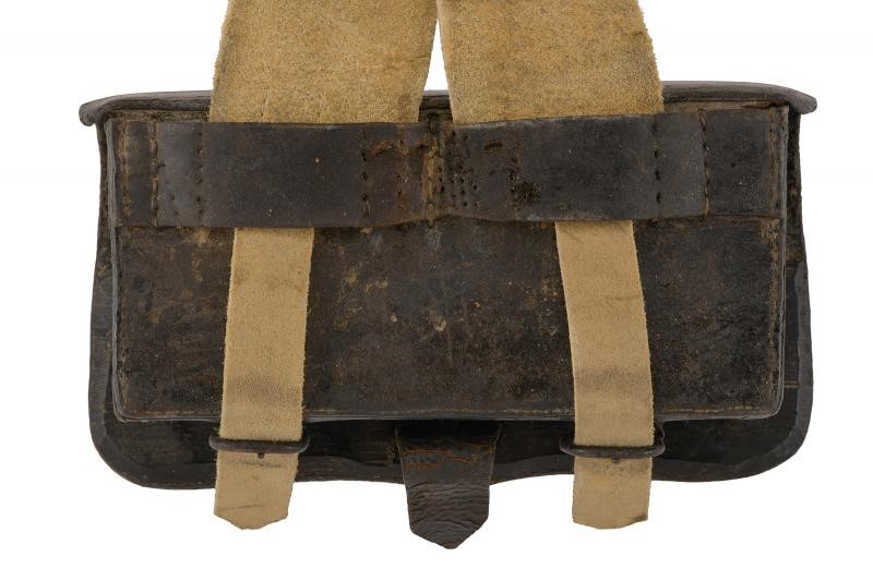 Grande giberna da granatiere, legno rivestito in cuoio con ornamenti in ottone