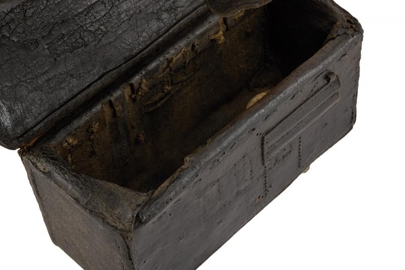Grande giberna da granatiere, legno rivestito in cuoio con ornamenti in ottone
