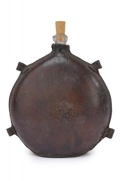Borraccia militare mod. 1865, vetro rivestito in cuoio, altezza 26 cm
