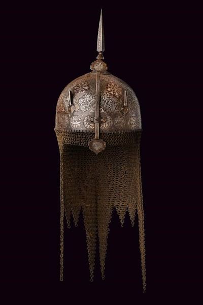 Oggetto Indopersiano, Elegante khula-khud con decorazione floreale in argento e oro