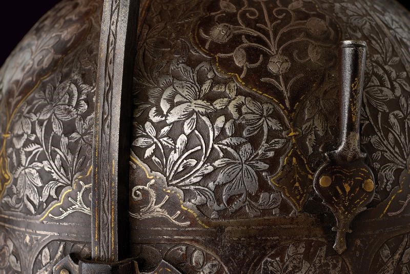 Oggetto Indopersiano, Elegante khula-khud con decorazione floreale in argento e oro