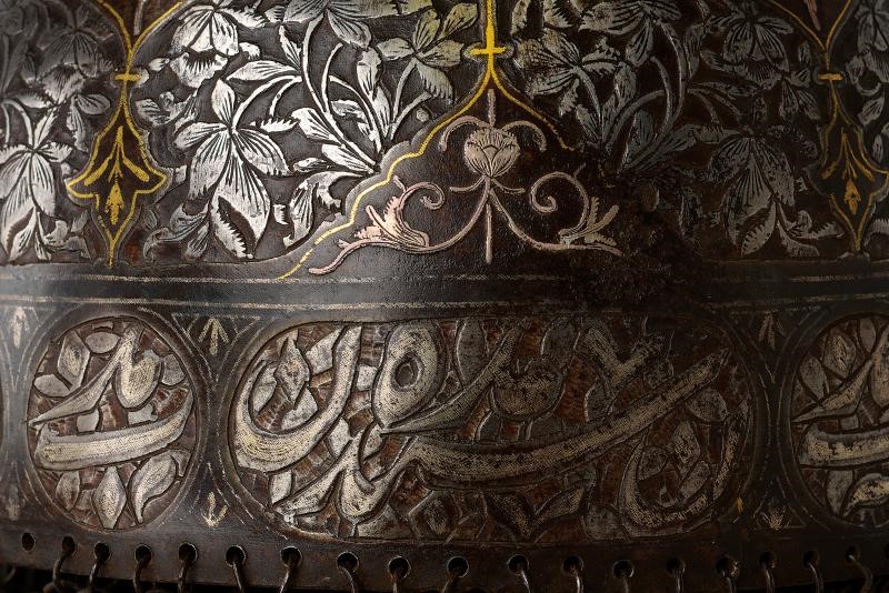Oggetto Indopersiano, Elegante khula-khud con decorazione floreale in argento e oro