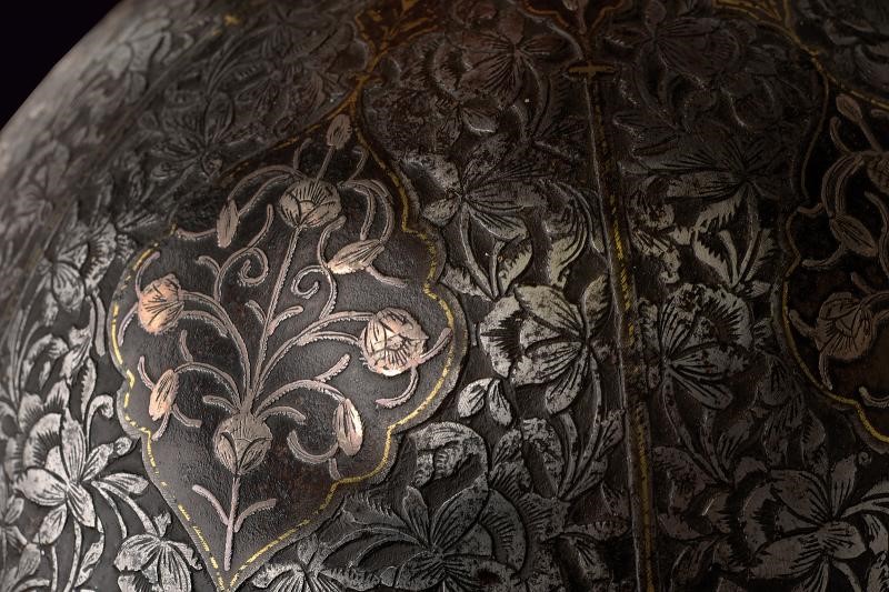Oggetto Indopersiano, Elegante khula-khud con decorazione floreale in argento e oro