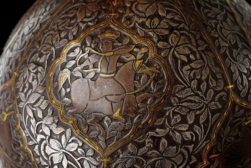 Bel khula-khud decorato con arcieri, indopersiano, altezza circa 54 cm
