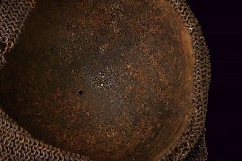 Bel khula-khud decorato con arcieri, indopersiano, altezza circa 54 cm