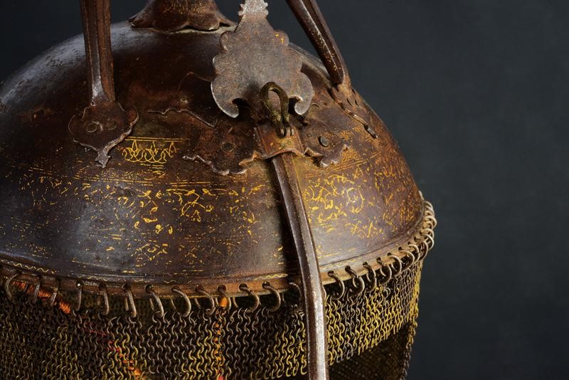 Khula-khud, elmo emisferico indopersiano in ferro con decorazioni ageminata in oro
