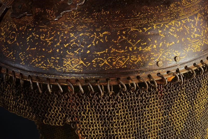 Khula-khud, elmo emisferico indopersiano in ferro con decorazioni ageminata in oro