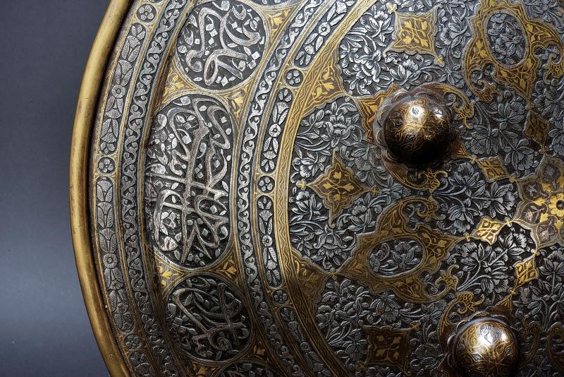 Sipar Indopersiano con Decorazioni in Oro e Versi Coranici