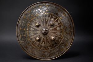 Splendido sipar decorato con effige del sole